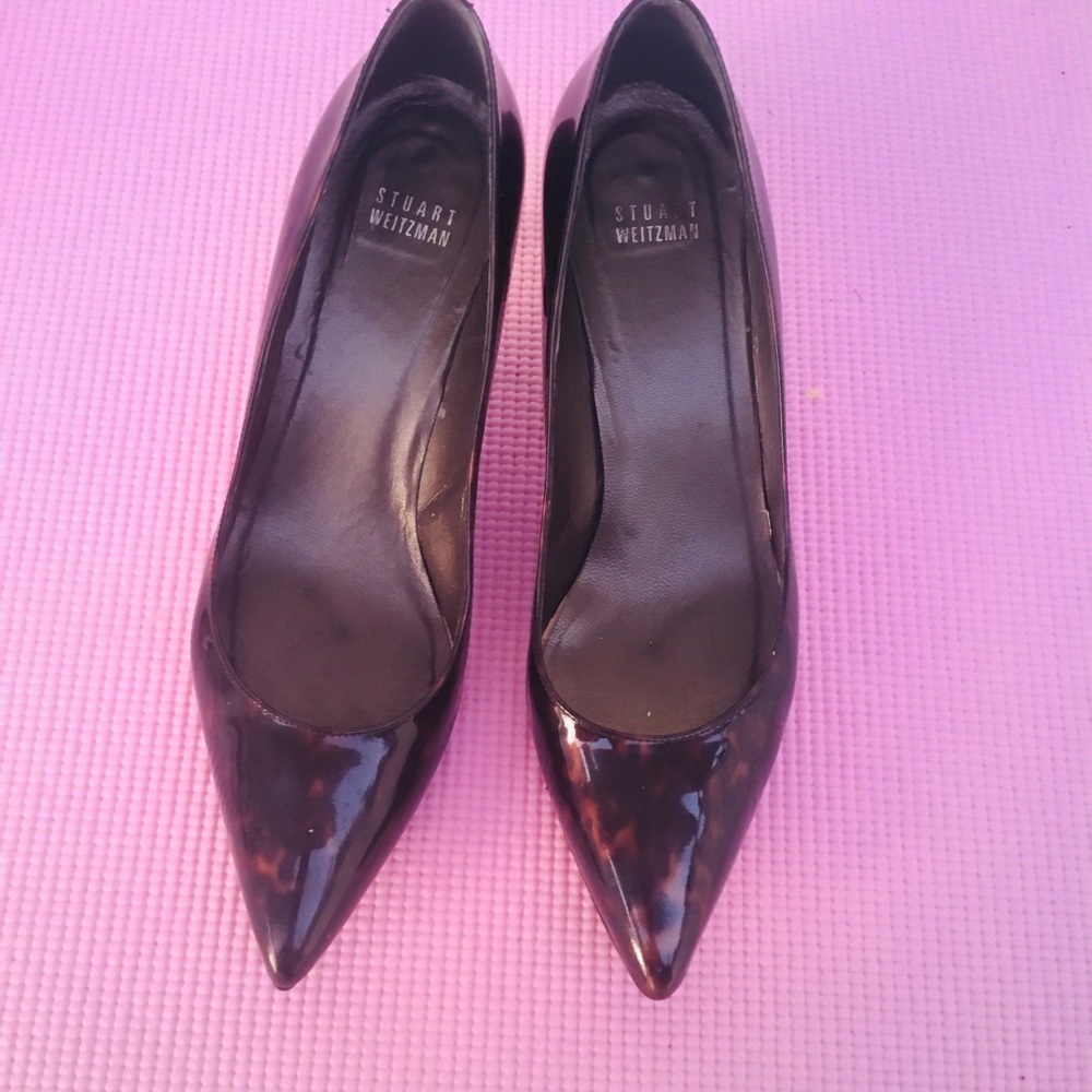 Stuart Weitzman kitten heel pump. Size 8 1/2M US.